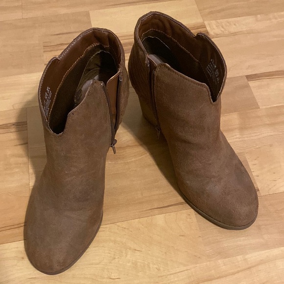 Carlos Santana Brown Wedge Booties - Picture 3 of 3